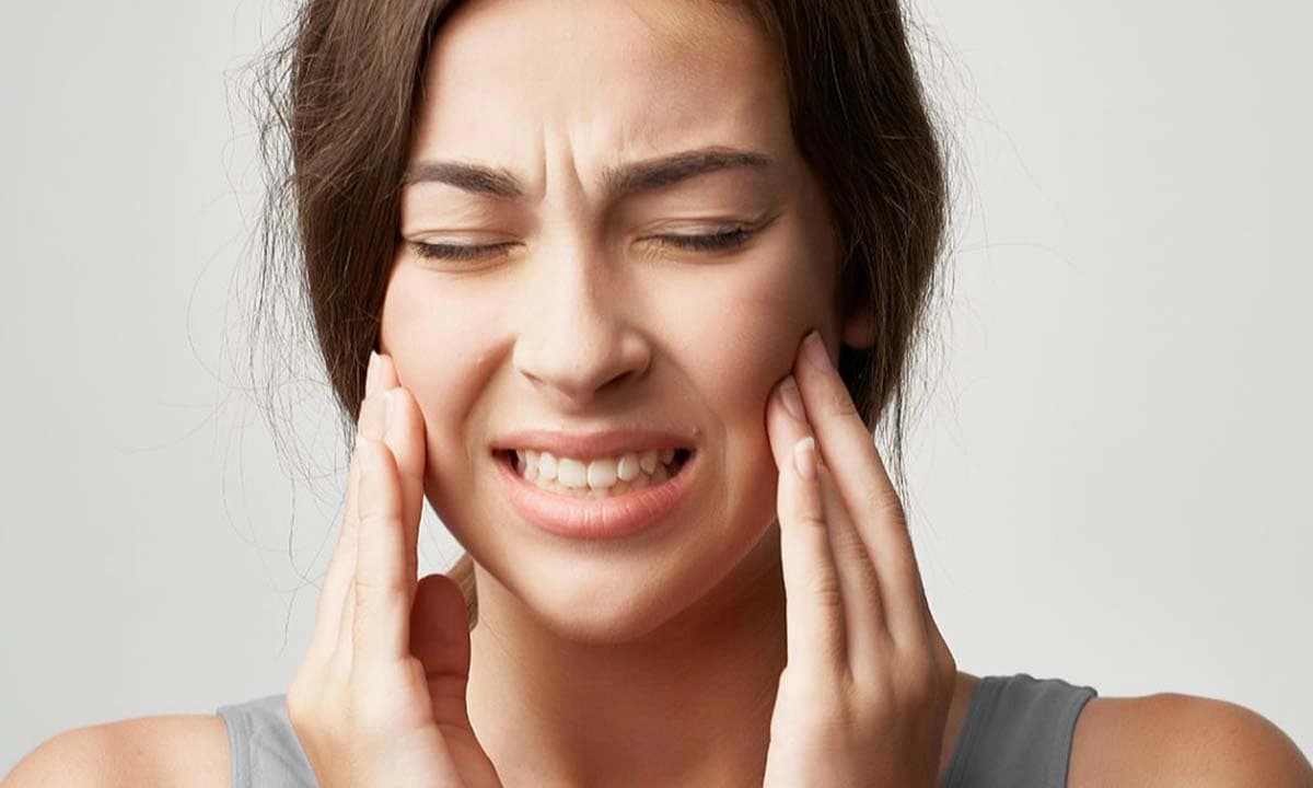 Ranger os dentes: sintomas, causas e tratamento