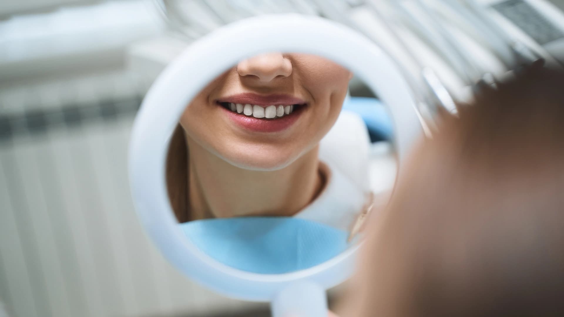 Reabilitação e Estética Dentária: um novo sorriso, uma nova vida Reabilitação e Estética Dentária: um novo sorriso, uma nova vida