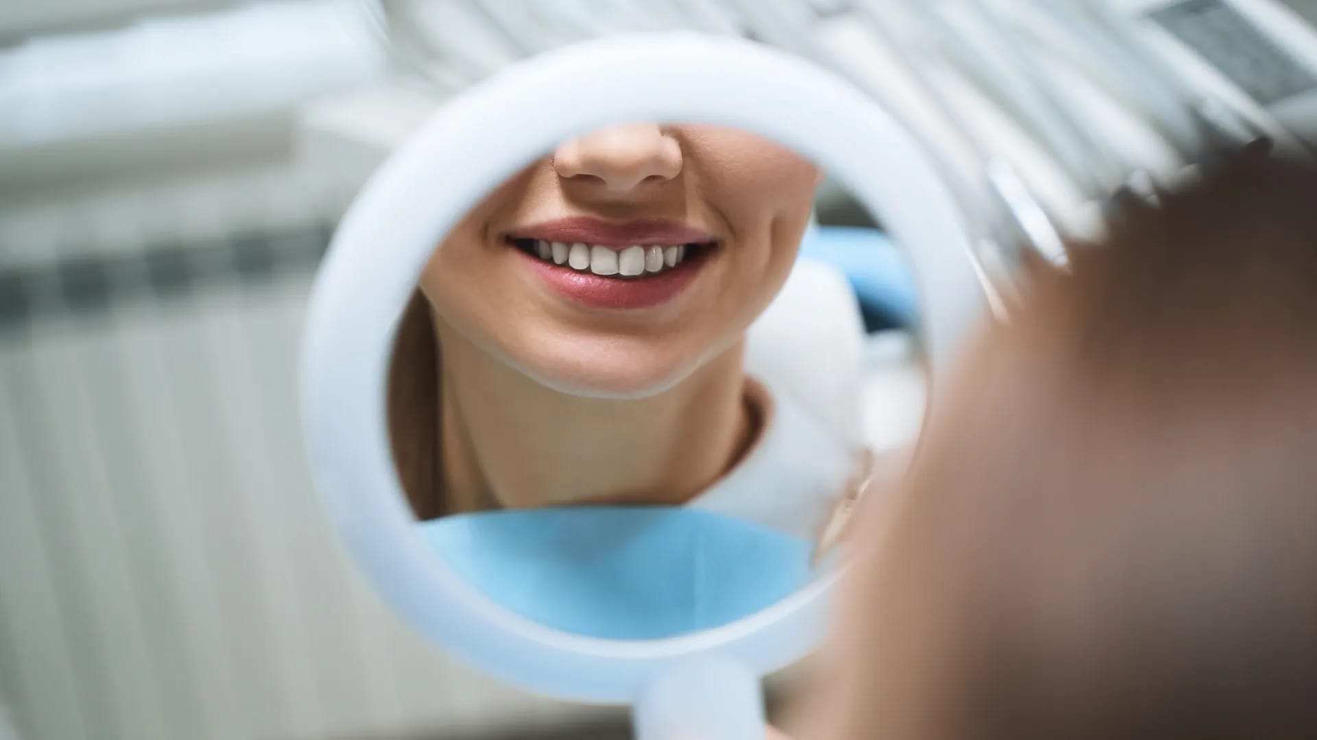 Reabilitação e Estética Dentária: um novo sorriso, uma nova vida Reabilitação e Estética Dentária: um novo sorriso, uma nova vida
