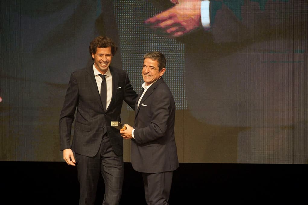 Adriano Carreira entrega Litoral Award a José Águaluza Adriano Carreira entrega Litoral Award a José Águaluza