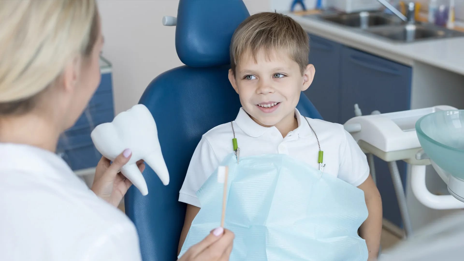 Porque é que as crianças devem visitar o dentista antes do regresso às aulas? Porque é que as crianças devem visitar o dentista antes do regresso às aulas?